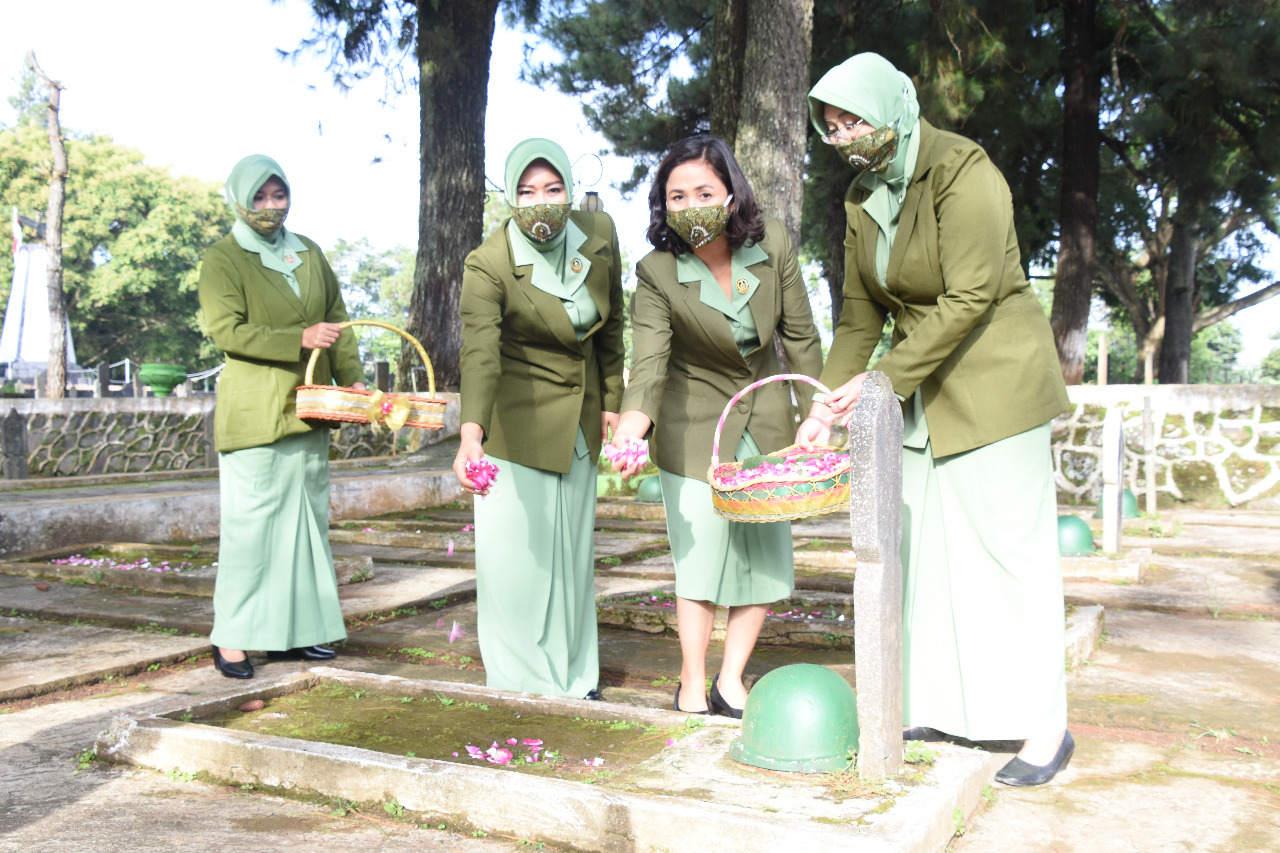 HUT Persit KCK Ke-75 Tahun 2021, Ketua Persit Korem 073/MKT Ziarah Ke Makam Pahlawan 